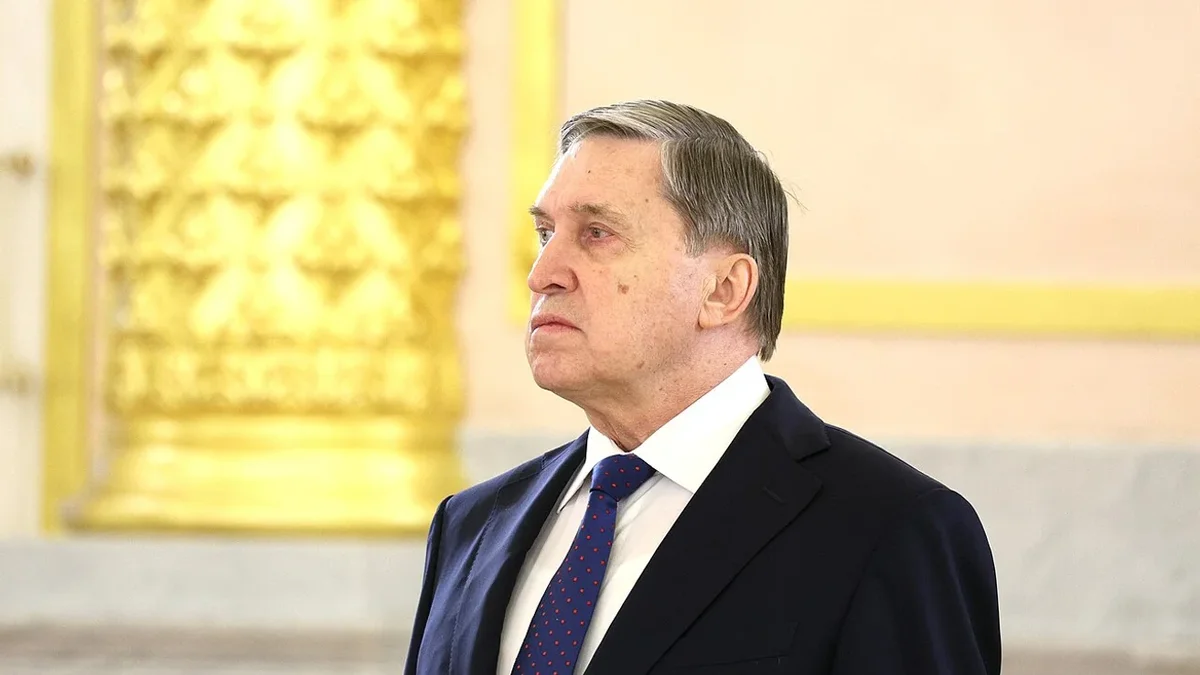 Помощник российского руководителя заявил, что прекращение боевых действий возможно только после вывода украинских войск из Донбасса; США, по его словам, продолжают попытки переговорного урегулирования.