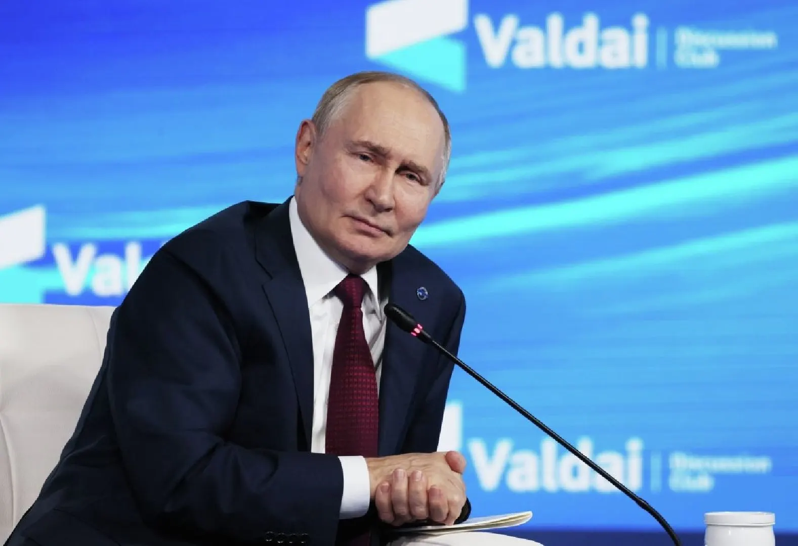 Международный уголовный суд постановил, что государства, ратифицировавшие Римский статут, при приглашении Владимира Путина на переговоры обязаны выполнить ордер на арест — исключение возможно только при организации переговоров под эгидой ООН или резолюцией Совбеза по Главе VII.