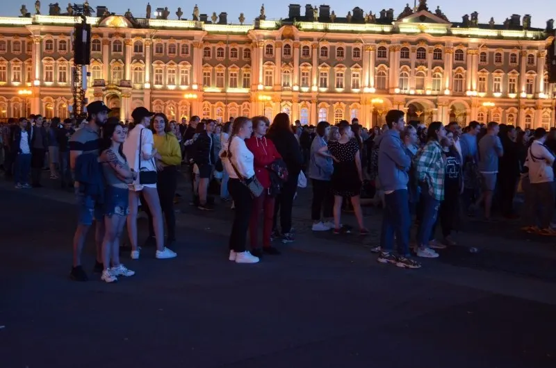Ночью 27–28 июня в Санкт-Петербурге пройдёт «Алые паруса — 2026» для около 66 тысяч выпускников. Параллельно государство утвердило 300 приоритетных образовательных программ и увеличило число бюджетных мест; 26–28 июня в Смоленске состоится праздник Дня молодёжи.