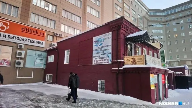 Соседский собственник подал в суд, требуя закрыть торговый центр: он обвиняет застройщиков в грубом нарушении требований по расстоянию между зданиями и пожарной безопасности.