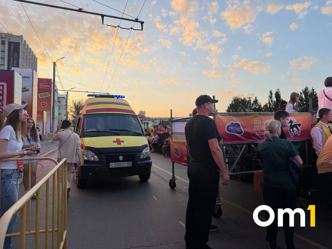 Во время выступления одной из зрительниц стало плохо: её вывели из толпы, на место приехала скорая помощь. Причина ухудшения состояния пока не установлена.