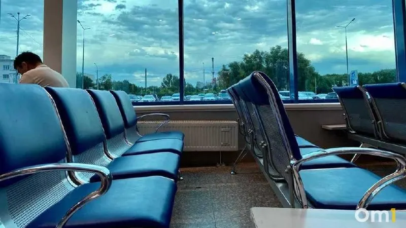 Самолёт, который должен был вылететь в 7:10, перенесли на 16:05 — задержка составит 8 часов 55 минут. Причиной стали временные ограничения на приём и выпуск воздушных судов в омском аэропорту.