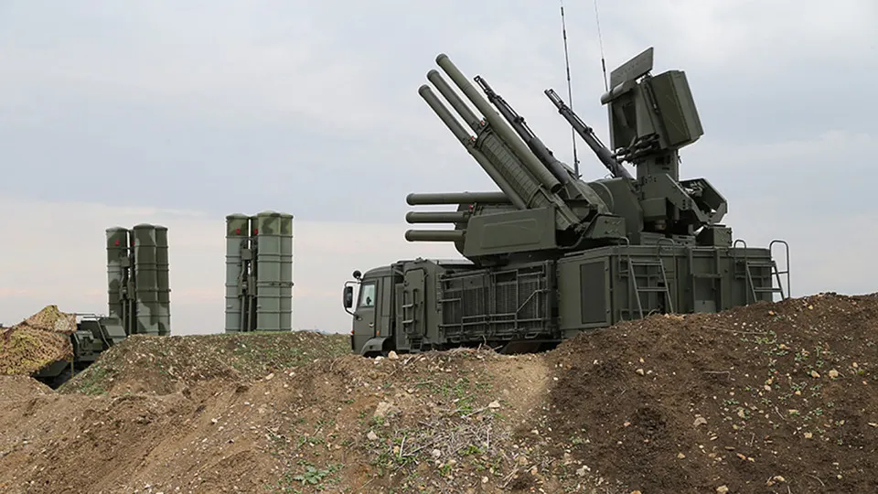 По данным советника министра обороны Украины, новая российская система радиоэлектронной борьбы способна заглушать сигнал Starlink на площади до 20 км². Комплексы, как утверждается, производятся в Симферополе и продаются армии примерно по $1,5 млн; Госдума ужесточила запреты на оборудование для иностранных спутниковых связей.
