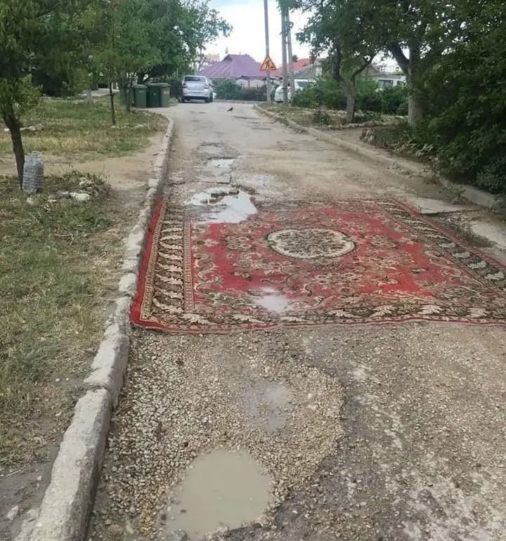 Инициатива предлагает позволить собственникам самостоятельно устранять повреждения покрытия во дворах и на местных дорогах — сейчас за такие работы без согласования предусмотрен штраф; в правительстве считают, что ремонтом должны заниматься специалисты.