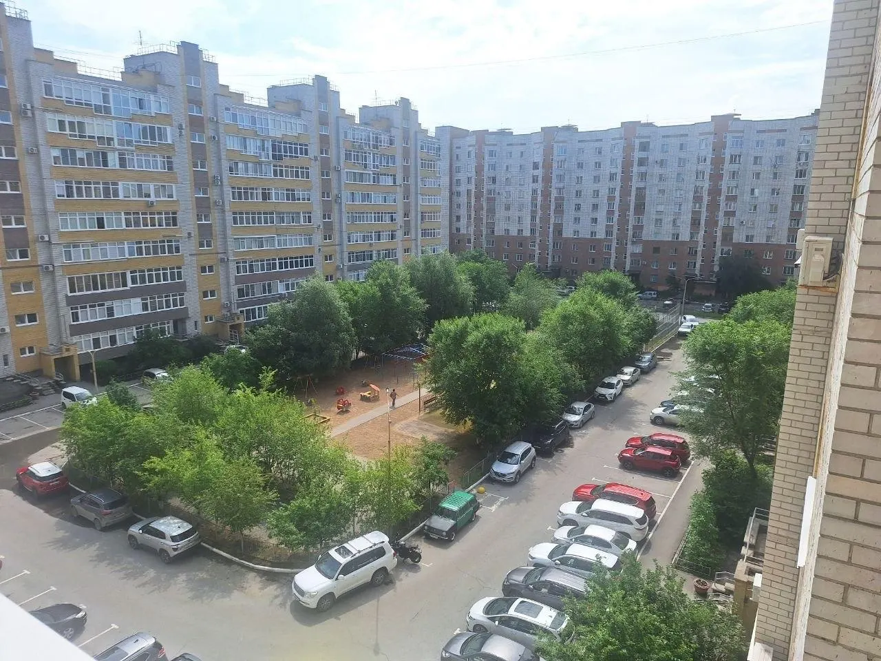 Жители домов в районе улиц 10 лет Октября, Омской и Нейбута в Омске сообщают о частых перебоях с электроснабжением; они обратились в прокуратуру и записались на приём к губернатору, ожидая замены оборудования.