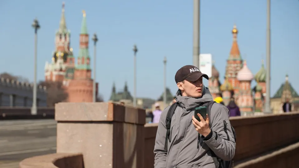 Правительство вводит единую систему учёта идентификаторов мобильных устройств (IMEI). Операторы должны будут передавать данные и блокировать SIM‑карты на запрещённых аппаратах; документ планируют ввести с 1 марта 2027 года.