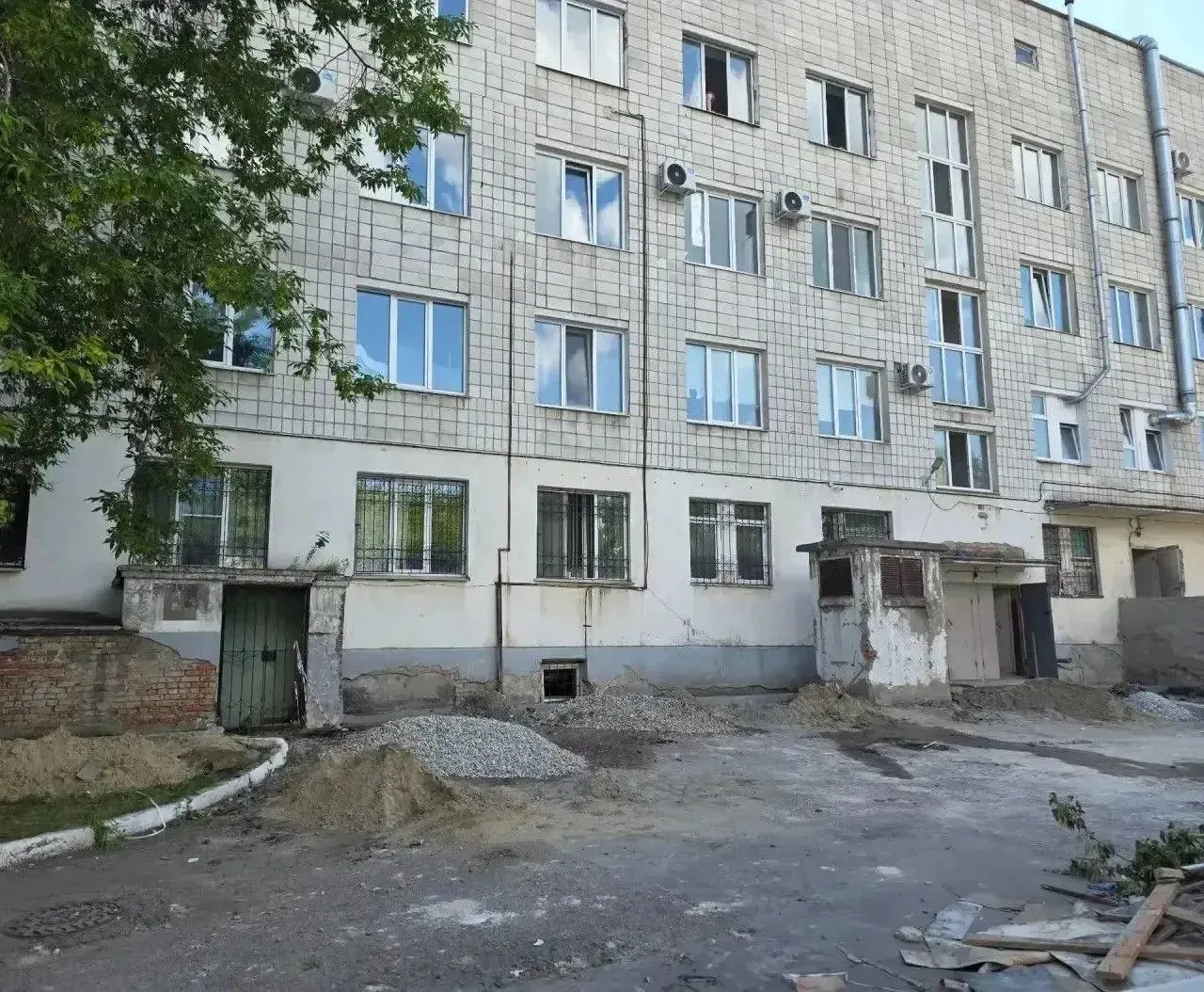 В Омске стартовал капитальный ремонт больницы №17 на Космическом проспекте, работы оценили в 75 млн рублей. Планируют заменить кровлю, укрепить фундамент, установить новые окна и обновить внутренние помещения.