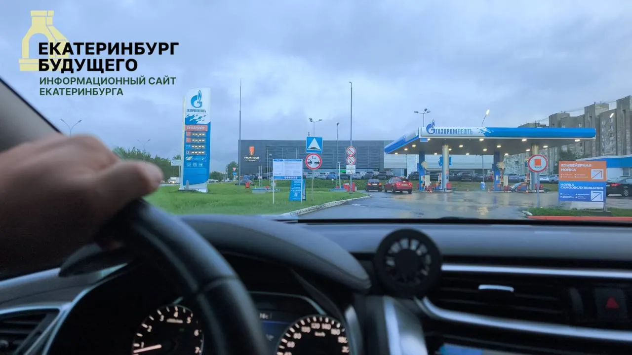 Средние цены на АИ‑92, АИ‑95 и дизель выросли, одновременно в регионе фиксируют перебои с поставками и исчезновение отдельных марок с АЗС. Власти анонсируют меры по стабилизации рынка, эксперты предупреждают о рисках административного регулирования.