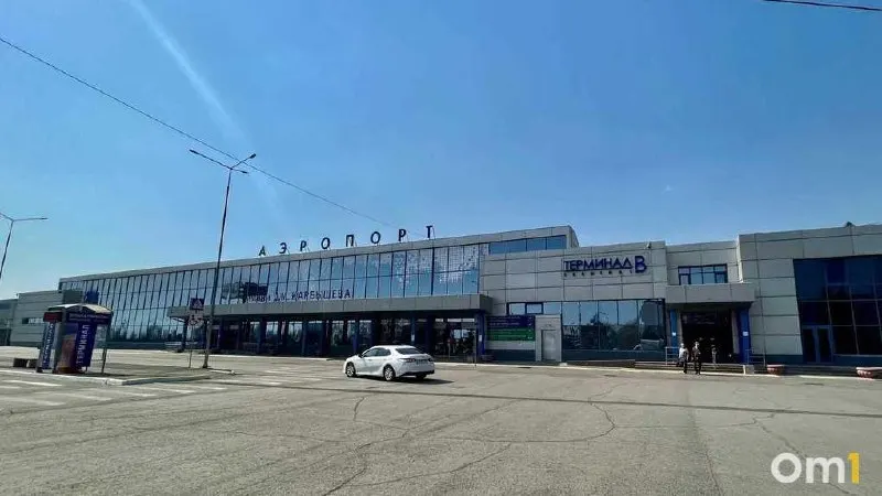 Утром 26 июня в аэропорту Омска зафиксированы задержки рейсов в Санкт‑Петербург, Минеральные Воды и Москву; большинство вылетов выполняются по расписанию.