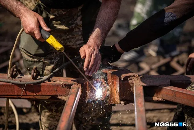 ООО «СтройМонтаж-5» в Омске ищет пять монтажников и электрогазосварщика: зарплата от 120 до 250 тысяч рублей, требования — среднее профессиональное образование и год опыта.