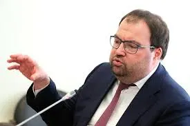Глава Министерства цифрового развития Максут Шадаев на IT‑завтраке ПМЭФ‑2026 заявил, что встраивание механизмов возрастной идентификации в платформы — вопрос ближайшей повестки; ведомство изучает зарубежный опыт, в том числе платформы Roblox, которая в России заблокирована.