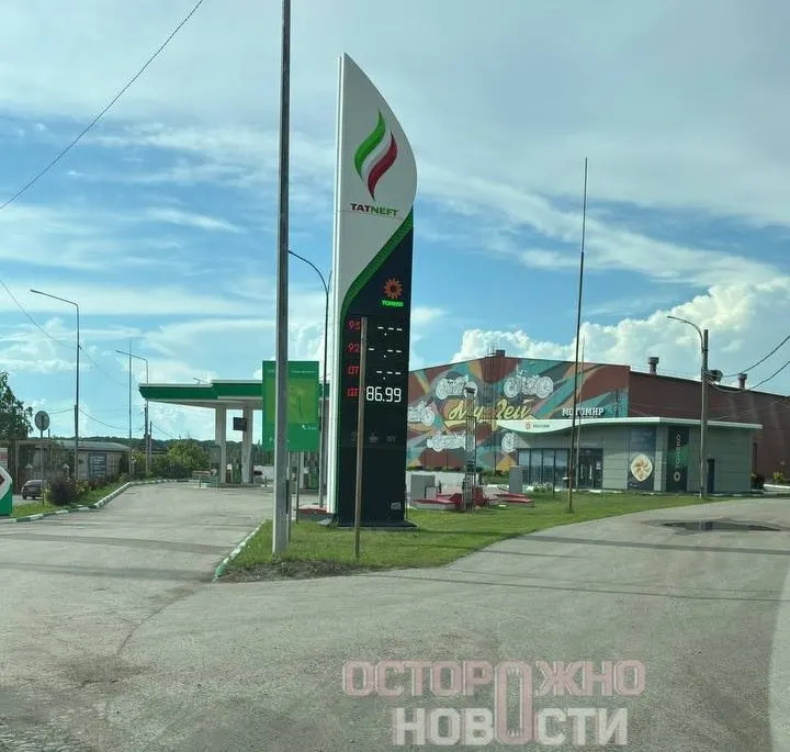 В Оренбургской, Самарской, Кемеровской, Удмуртской и других областях заправки вводят лимит 20 литров на автомобиль; в ряде мест бензина нет, а в Чувашии заметно выросли цены после атаки дронов по НПЗ.
