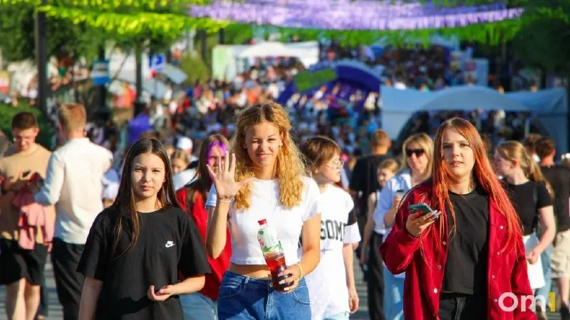 Праздник состоится 27 июня на Соборной площади и Пешеходном Любинском в рамках федеральной концепции «Мечта. Гордость. Единство»: концерты, мастер‑классы, патриотические активности и грантовый конкурс для молодёжи.