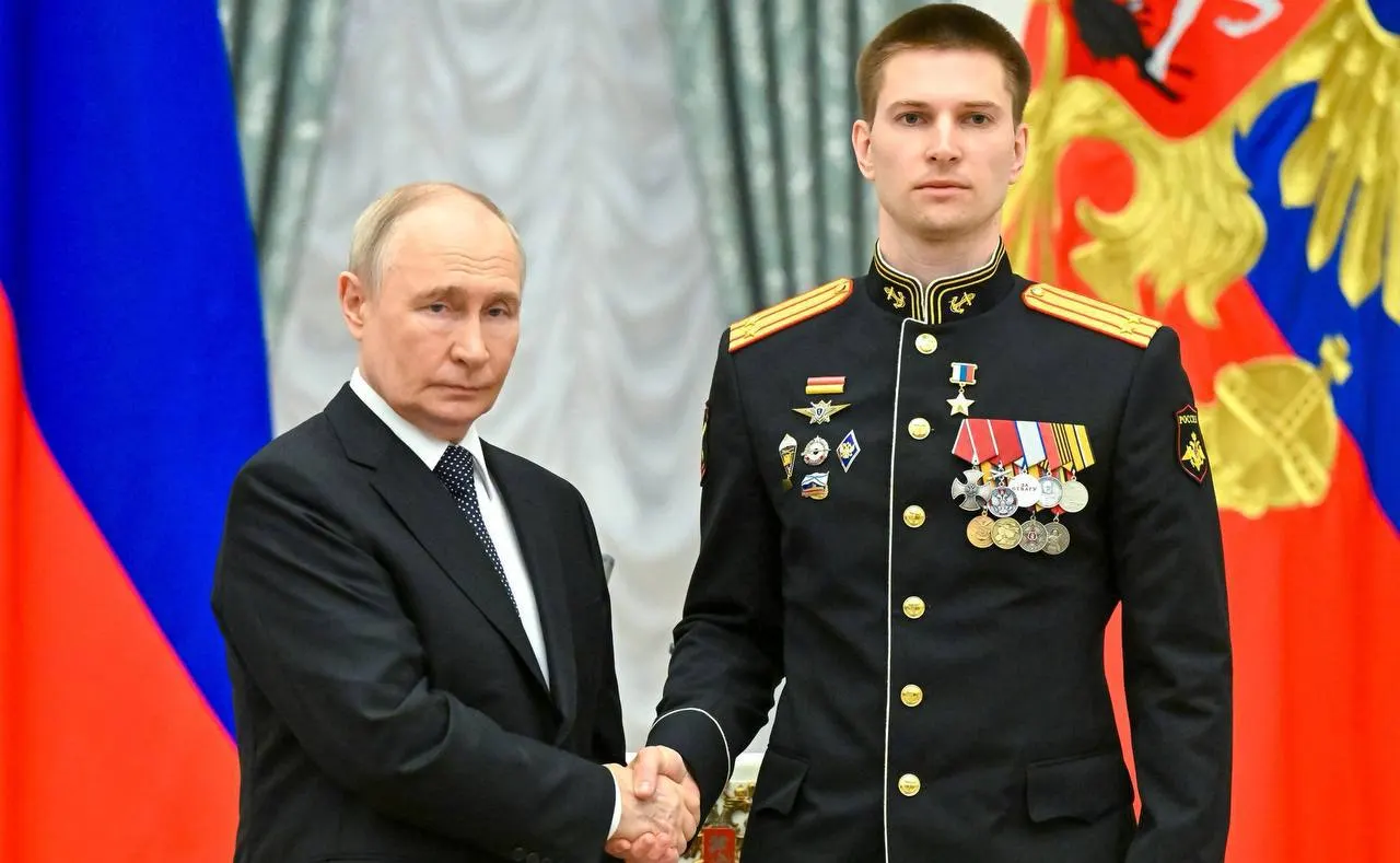Президент в Кремле лично наградил медалью «Золотая Звезда» подполковника Ивана Берестовского — за мужество в ходе специальной военной операции; он дважды был ранен, но возвращался в строй и уничтожил несколько единиц вражеской техники.