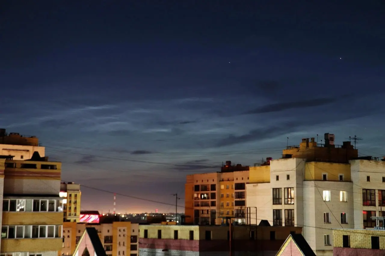 Редкое атмосферное явление — серебристые ночные облака — запечатлели в омском планетарии. Специалисты объясняют, что это ледяные кристаллы на границе космоса, рассеивающие свет Солнца.