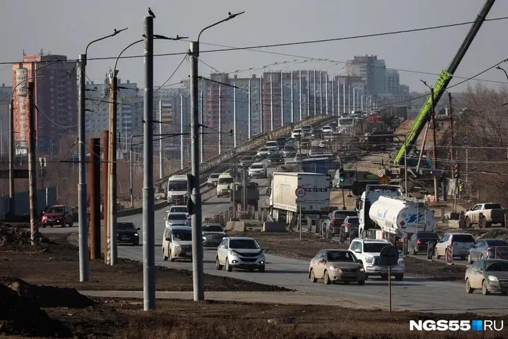 Ремонтники планируют полностью закрыть движение на мосту 60‑летия ВЛКСМ в понедельник, 15 июня, в 8:00 — причина заявлена как задолженность по зарплате за апрель и май. В мэрии пока не дали комментариев.