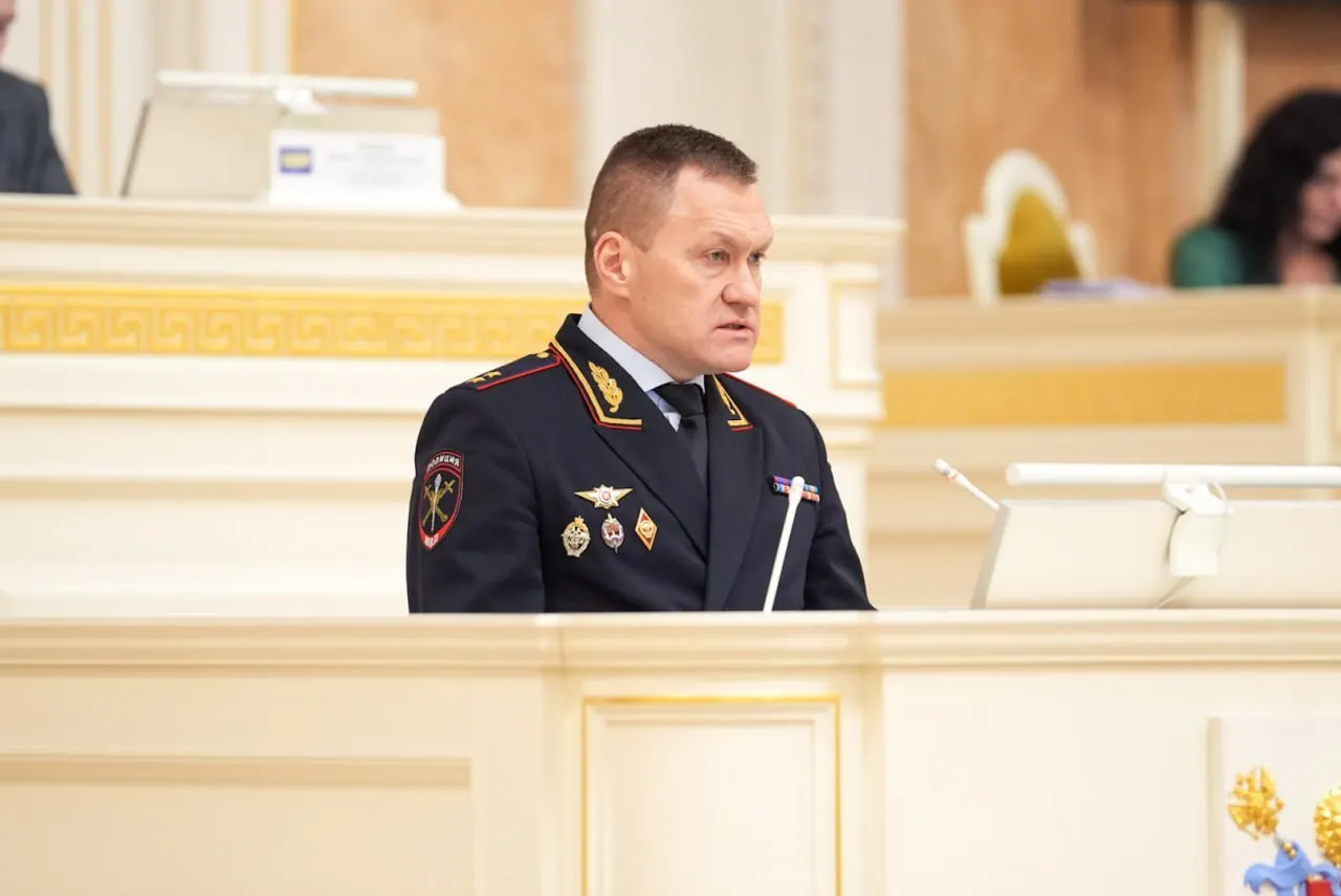 Евросоюз расширил санкции: в список внесли начальника ГУ МВД по Санкт‑Петербургу и Ленобласти Романа Плугина. Ему и другим фигурантам запрещён въезд в ЕС, а европейские счета подлежат заморозке.