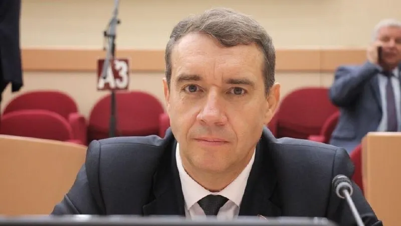 Александра Анидалова задержали у здания Саратовской областной думы по обвинению в организации несанкционированного мероприятия 1 мая 2026 года. Ранее о давлении на КПРФ сообщали и в других регионах.