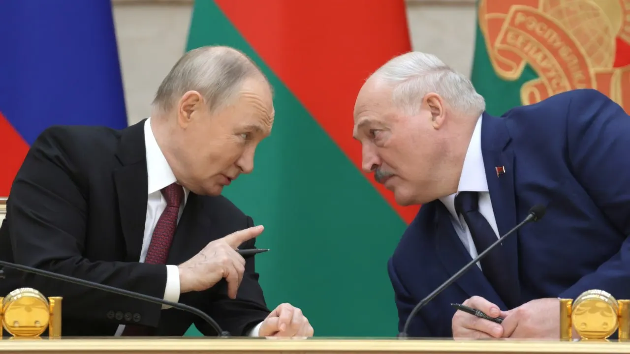26 июня в президентской резиденции на Валдае прошли закрытые переговоры между лидерами России и Белоруссии — официальных заявлений по итогам не последовало. Встречу связывают с обострением ситуации на белорусско‑украинской границе и недавними контактами Минска с Киевом.