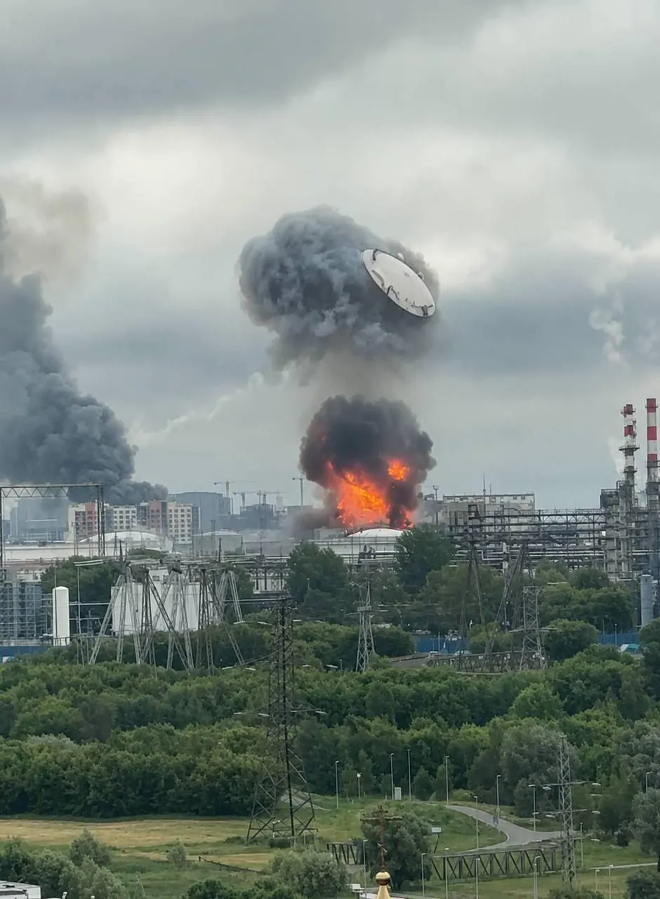 За ночь 18 июня над регионами России отражена массированная атака БПЛА: Минобороны сообщает о 555 сбитых дронах, в Москве пострадали НПЗ в Капотне и рынок «Садовод», введены ограничения движения и авиасообщения.