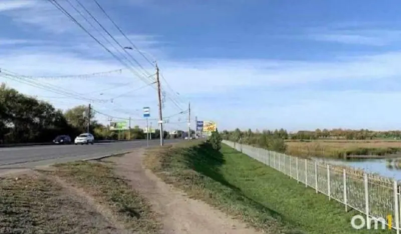 Участок дороги между Ленинградским мостом и развязкой на улицах Суворова и Енисейской переименовали в проспект имени 80‑летия Победы. Инициатива пришла от региональной организации ветеранов и была поддержана топонимической комиссией.