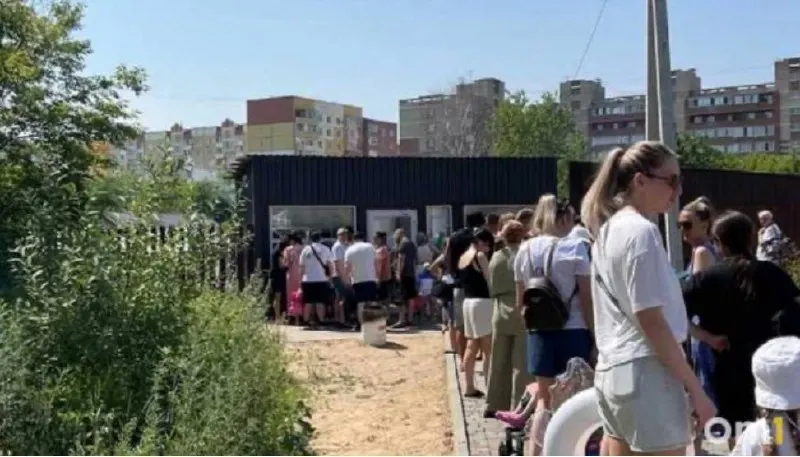 20 июня воздух в Омске прогрелся до +34°C. Жители стоят в очередях по ~15 минут, чтобы попасть на платные пляжи и занять шезлонги у воды.