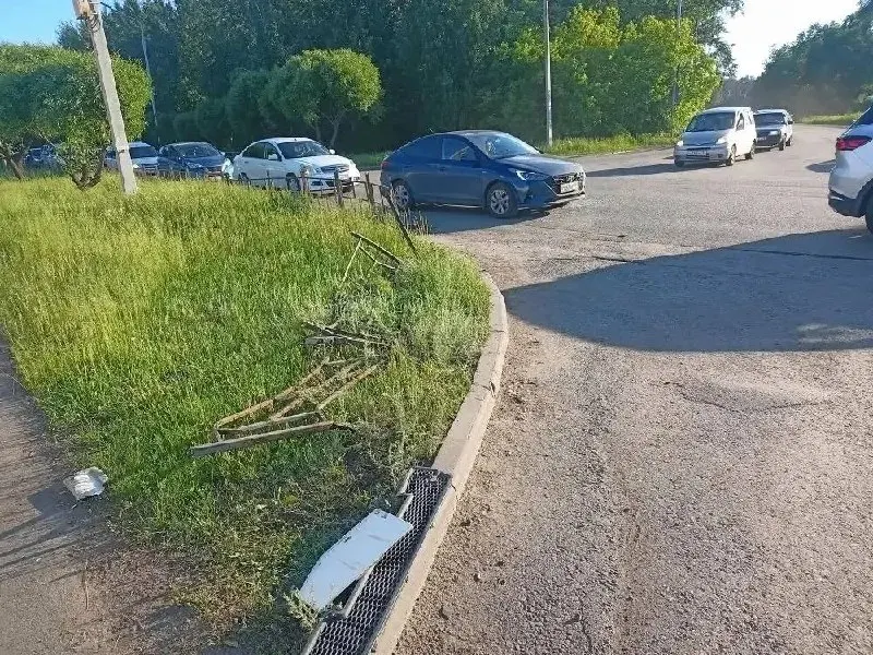В Омске автобус маршрута №46 врезался в несколько автомобилей и пешеходные ограждения после того, как водитель потерял сознание; медицинская помощь потребовалась двум водителям, причины выясняют.