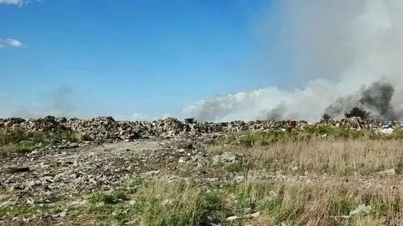 В Калачинске и в Кормиловском районе продолжаются тления на свалках: в Калачинске пожар уже в четвёртый раз за два месяца, в Кормиловском районе возгорание с 31 мая не ликвидировано.