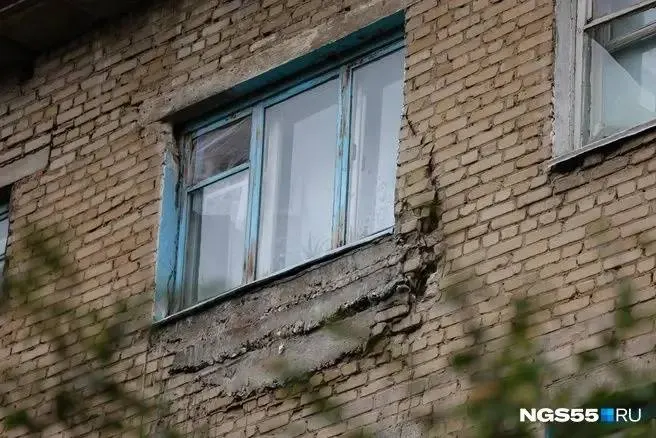 Два дома в Октябрьском и Советском округах Омска попали в перечень аварийных: их планируют снести, а жителей расселить к 31 декабря 2033 года.
