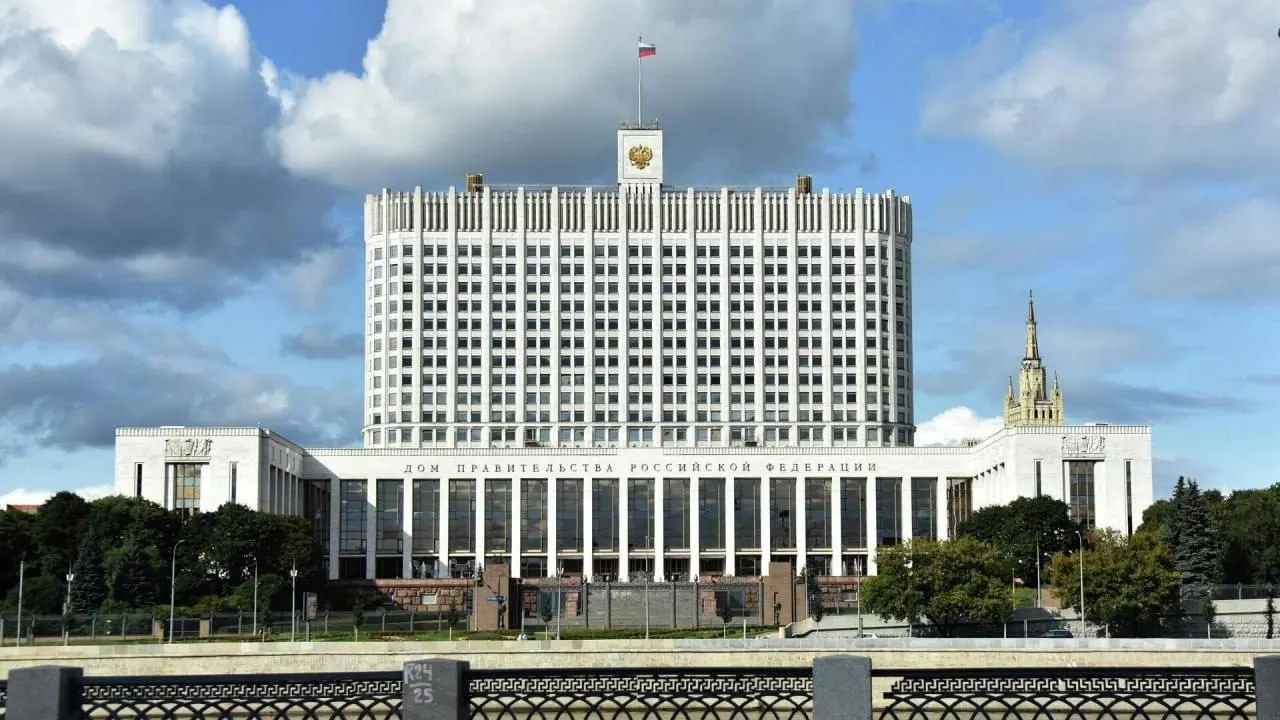В Госдуму внесён законопроект о частичной или полной компенсации утильсбора семьям с тремя и более детьми, но в правительстве считают инициативу непроработанной и указывают на отсутствие источников финансирования.