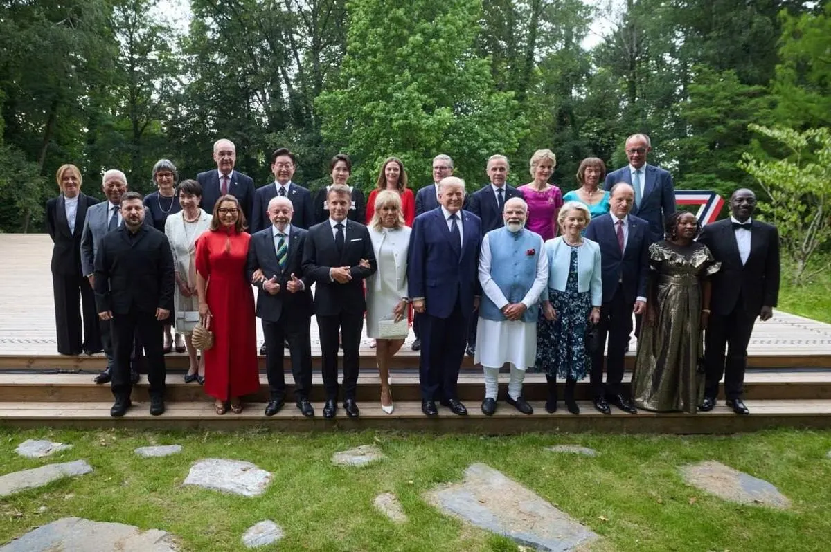 Лидеры G7 приняли шесть деклараций, в том числе «геополитическую», где подтвердили поддержку Украине, договорились нарастить поставки ПВО и средств дальнего действия, ужесточить санкции против России и обсудили ситуацию на Ближнем Востоке и в Индо‑Тихоокеанском регионе.