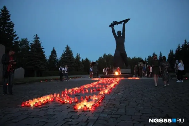 У Вечного огня в парке омичи в 20:00 выложат из 20 тысяч лампад изображения «Самолет Як‑9» и «Мемориал „Слава Героям“». Акция «Свеча памяти» приурочена к 85-й годовщине начала Великой Отечественной войны.