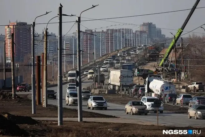 Сотрудники подрядной организации жалуются на невыплаты и массовые увольнения. В мэрии утверждают, что работы идут по графику и проблем с кадрами нет.