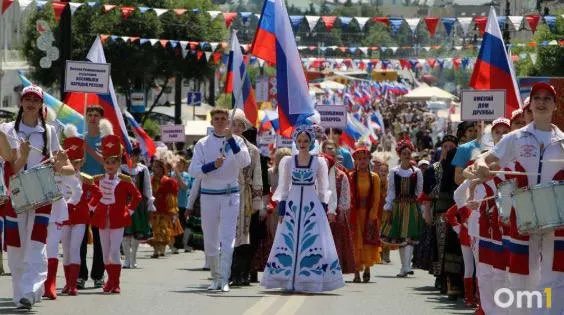 В Омске в рамках празднования Дня России состоялась программа «Россия — это мы!»: в параде национальностей приняли участие свыше двух тысяч представителей общин, творческих коллективов и студенческой молодёжи.