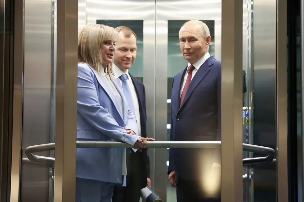 По словам нескольких собеседников, близких к администрации президента, руководители силовых структур добиваются переноса или отмены выборов в Госдуму — аргументируют это ухудшением экономической ситуации и падением рейтингов власти. В Кремле и аппарате АП есть силы, выступающие против таких шагов.