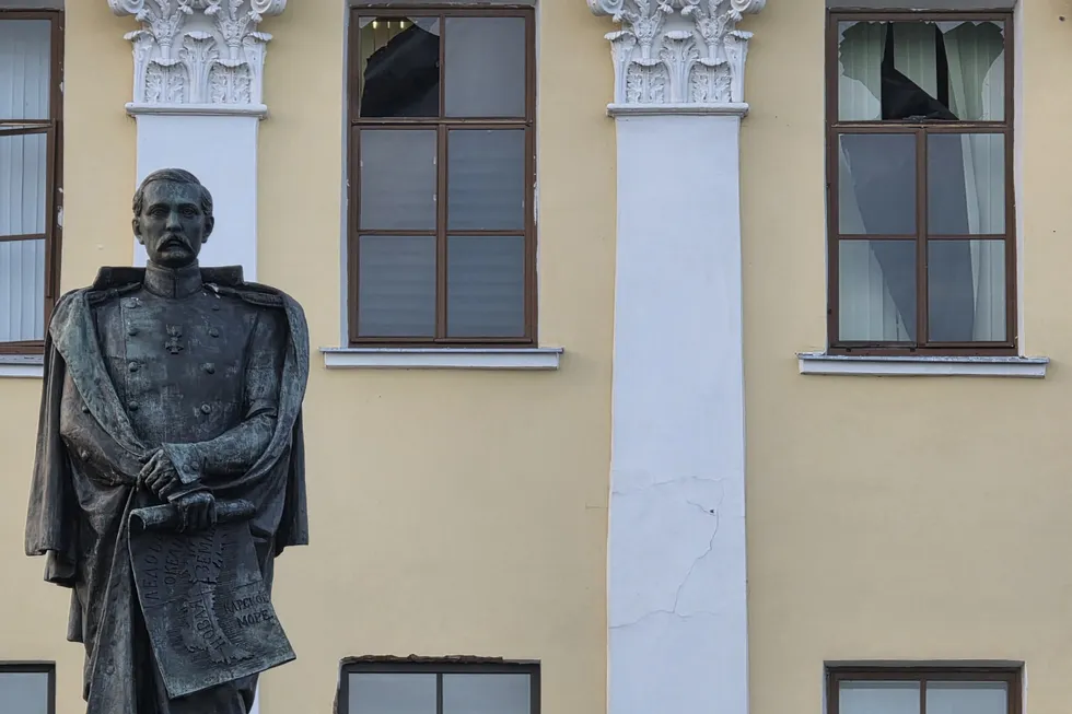 Ночью и утром серия ударов беспилотников поразила Санкт‑Петербург, Ленинградскую область и несколько других регионов — есть пожары, раненые и эвакуации.