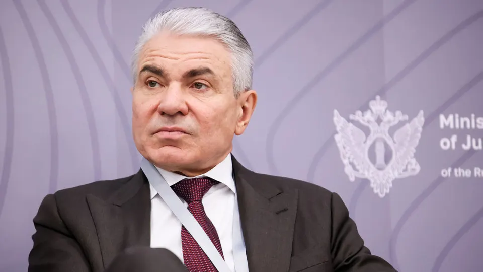 Замминистра заявил, что владельцы нейросетей должны внедрить механизмы, препятствующие деятельности, аналогичной работе «иноагентов», и предложил ввести ответственность за нарушения — от штрафов до уголовной.