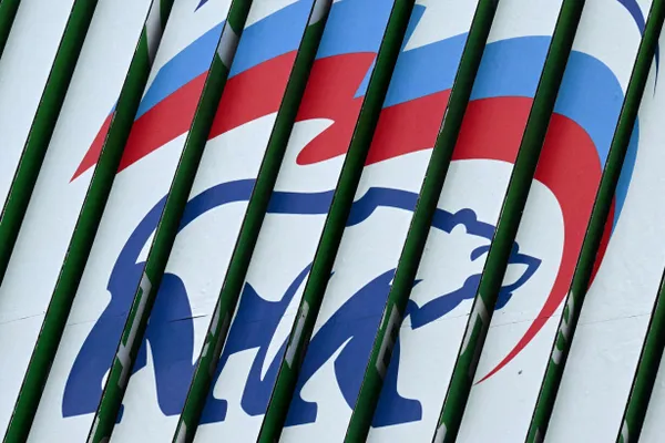 На съезде партии в Москве назвали первую пятёрку кандидатов, показали агитационный плакат с изображением президента. Выборы пройдут с 18 по 20 сентября 2026 года; организаторы обещают соблюдение сроков и мер безопасности.
