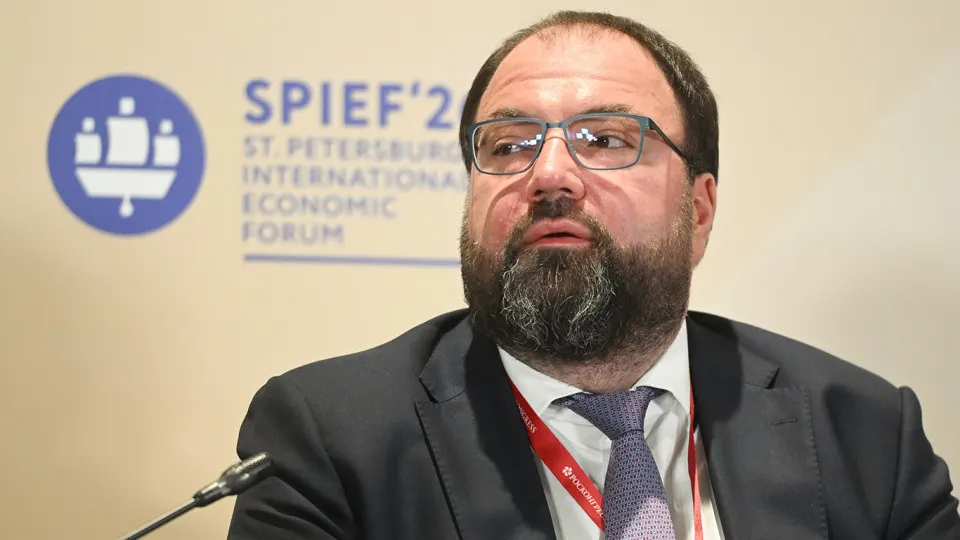 Глава Минцифры заявил о планах внедрить механизмы возрастной идентификации на онлайн‑платформах. В обсуждении фигурируют верификация через «Госуслуги», биометрия и опыт игровых сервисов; эксперты предупреждают о рисках утечек и дополнительных затратах для ресурсов.