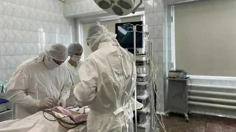 В ГКБ №1 омские хирурги удалили повреждённый участок тонкой кишки и восстановили брюшную стенку с помощью специальной сетки; пациент выписан в удовлетворительном состоянии.