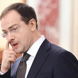 Помощник президента предложил ввести жёсткие обязательства для студентов, оплачиваемых за счёт государства или предприятий, включая распределение и трудовые контракты. Идею о трёхлетней отработке уже обсуждали в регионах и парламенте.
