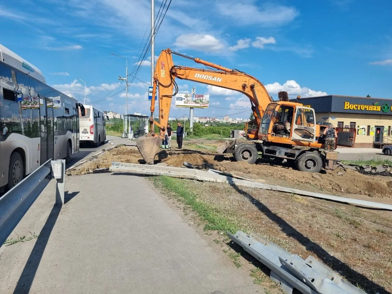 На перекрёстке Конева и 3-й Енисейской стартовали дорожные работы: планируют обустроить бессветофорный правый поворот к Метромосту, чтобы сократить ожидание для авто из южной части Левого берега.