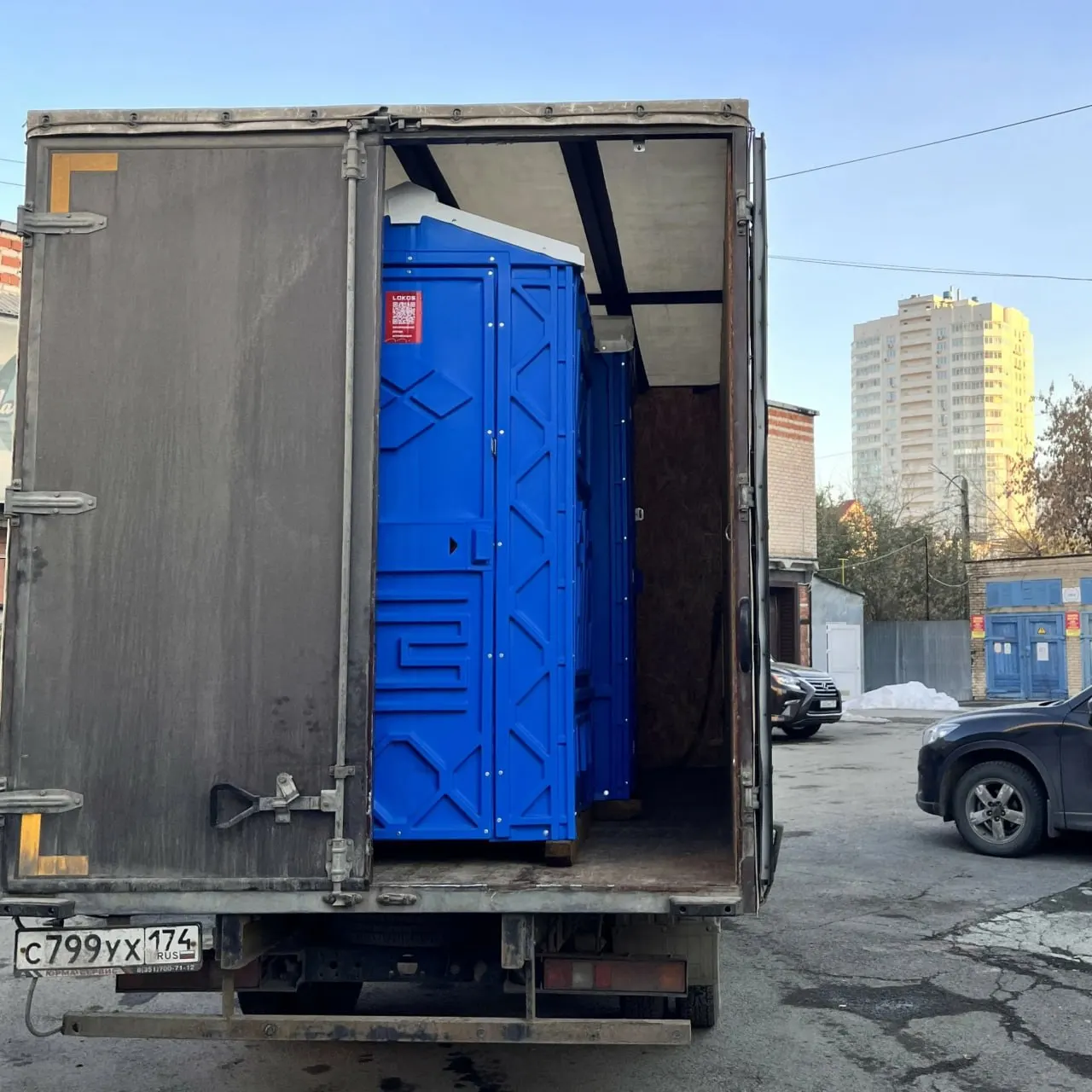 Острый дефицит бензина в Сибири вызвал многокилометровые очереди на заправках. В Иркутске возле некоторых АЗС поставят биотуалеты — водителям приходится ждать часами, продажи топлива физлицам ограничены.
