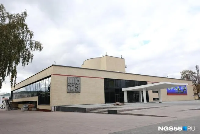 Театр юного зрителя в Омске получит дополнительно 82 млн рублей. Работы продлили до конца года: подрядчику предстоит завершить монтаж освещения, сценических механизмов и систему звукоусиления.