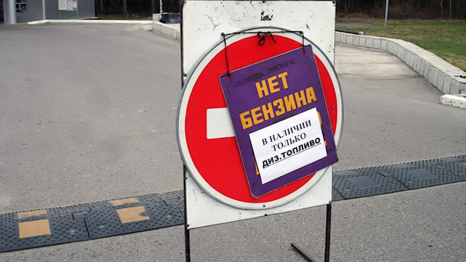 С утра 3 июня в Севастополе продажа топлива ограничена: до первой половины дня бензин отпускают только оперативным службам, ожидается возобновление продаж около 14:00. Ограничения связаны с ударными поражениями нефтеперерабатывающей инфраструктуры и снижением переработки в регионах.