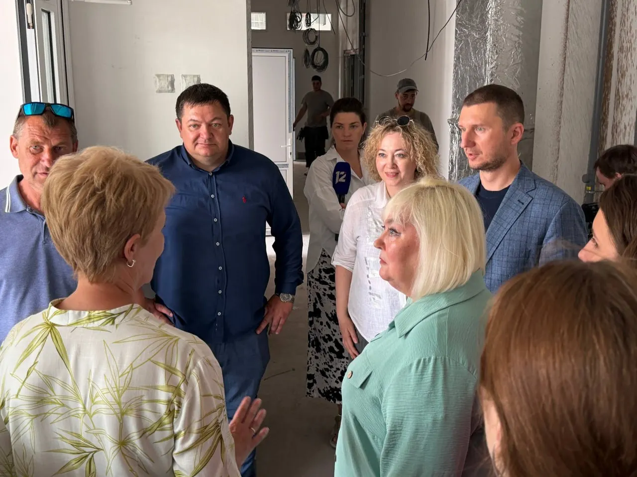 Члены Омского городского Совета посетили гимназию №88, проверили ход капитального ремонта и сообщили, что школа должна открыться 1 сентября.