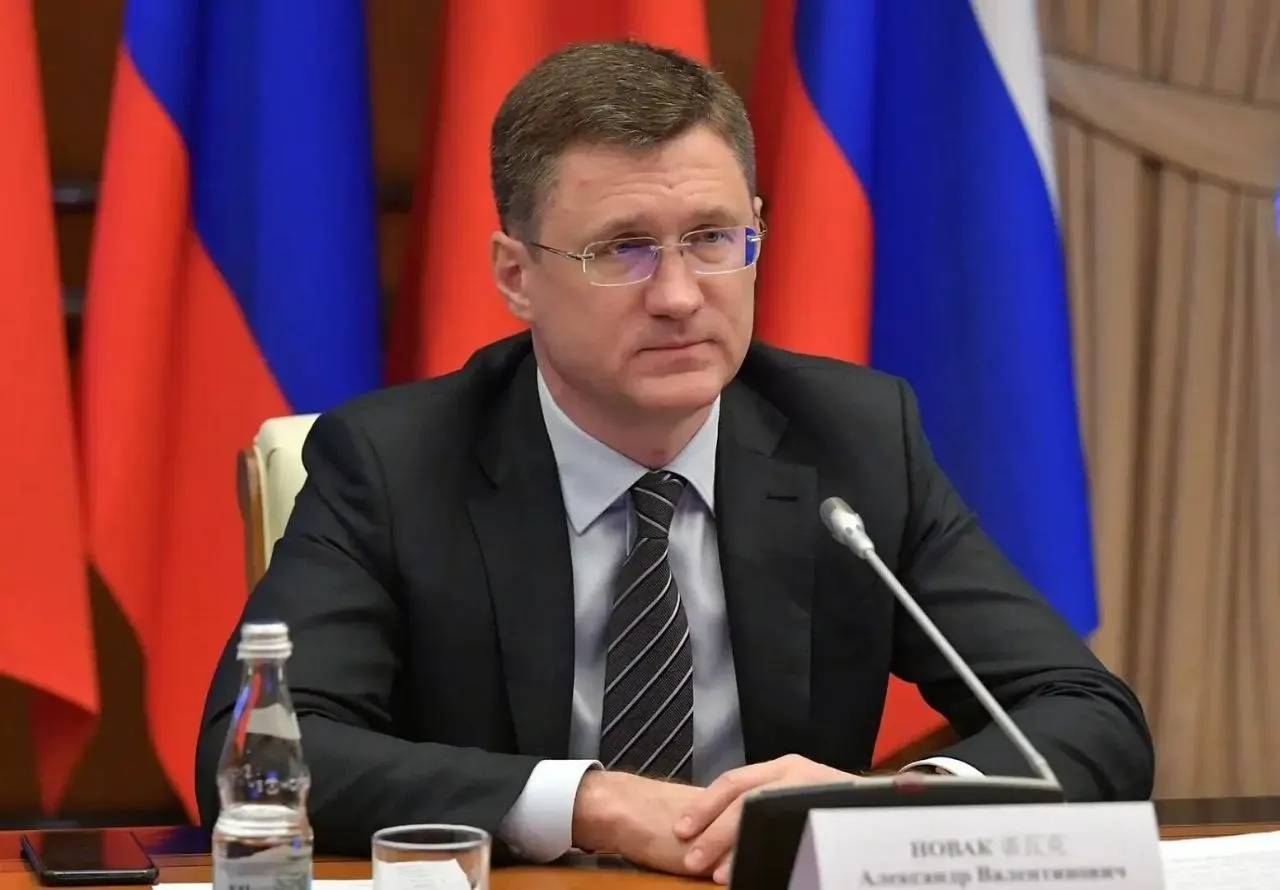 Вице‑премьер заявил, что резервов топлива хватает, власти корректируют логистику для удовлетворения потребностей регионов; всплеск спроса связан с паникой, а не с реальным дефицитом.