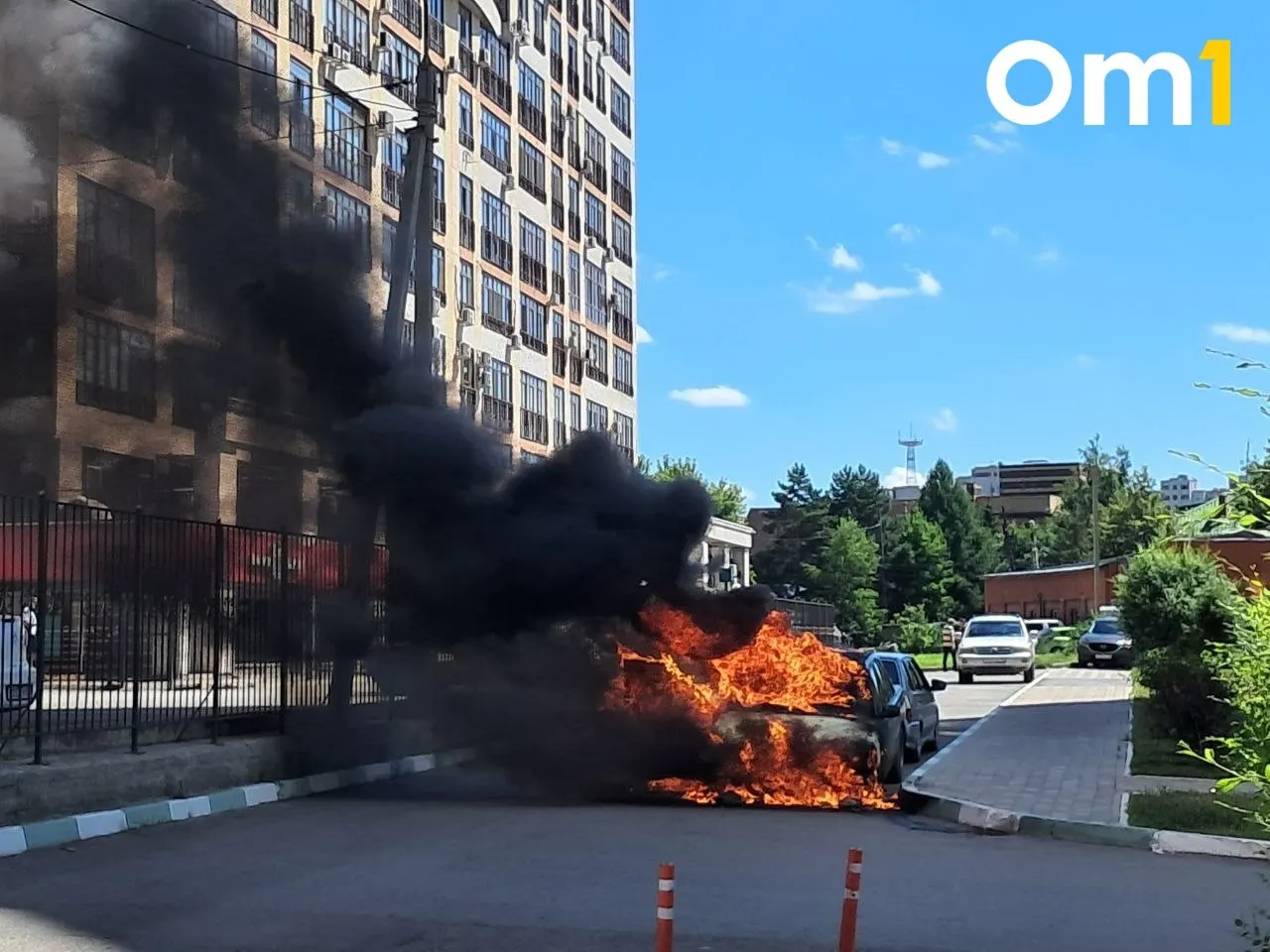 Около 12:45 в микрорайоне Изумрудный берег загорел автомобиль. Пожар локализован, на месте работают две машины и семь спасателей.