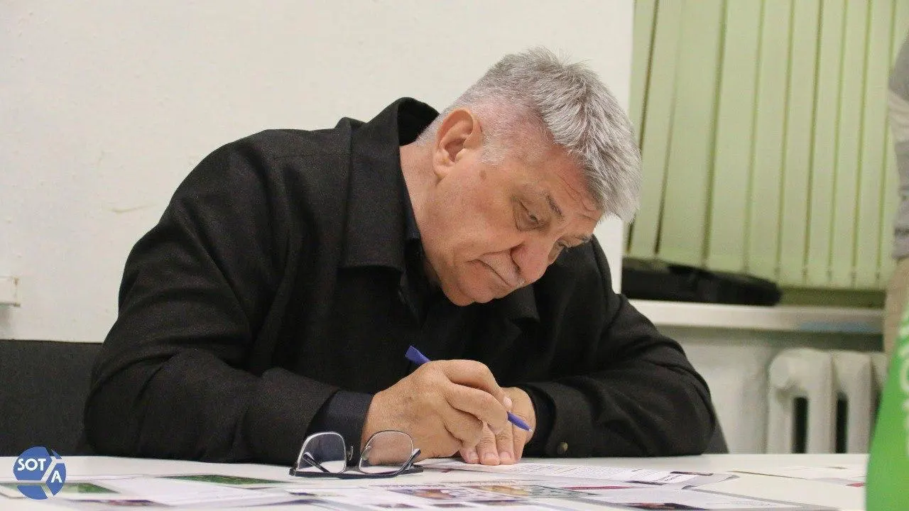 Президент направил послание в адрес Александра Сокурова, отметив его вклад в кинематограф. При этом в последние годы режиссёр фактически находится под негласным запретом: его новые фильмы не получают прокатных удостоверений, а в январе 2026 года он был выведен из состава Совета по развитию кинематографии.