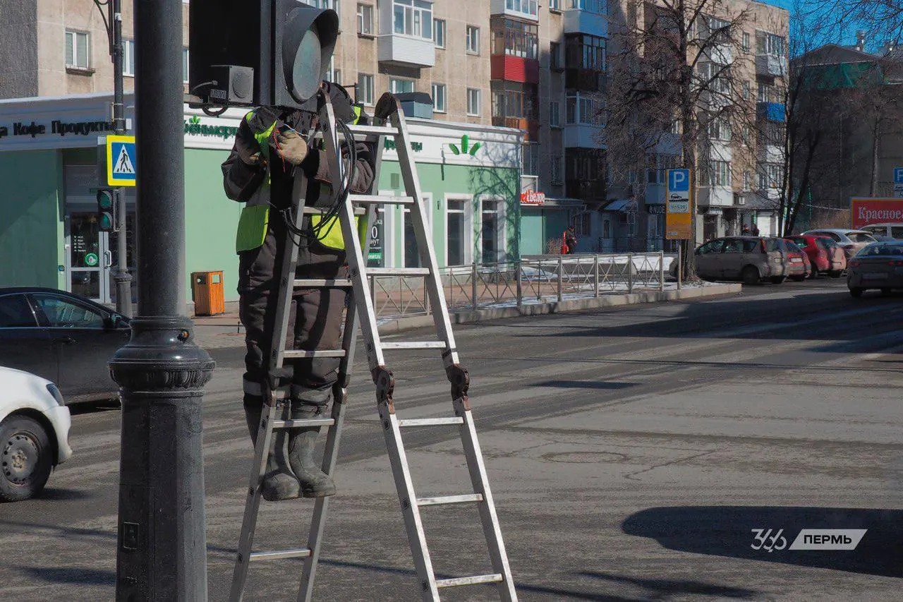 Приговор боксёру, отказ депутатов повысить компенсацию за ЖКХ, одна из крупнейших атак дронов по Москве, выплаты за привлечение добровольцев, поддельное фото чиновников и погодный прогноз.